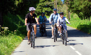 family on e-bikes in sintra
